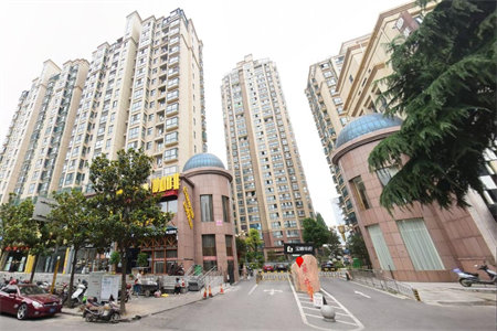 河畔豪庭3室2厅1卫117m2精装修